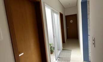 Imagem 3: Residência Exclusiva no Condomínio Horto Florestal 1 com Design Moderno e Aconchegante