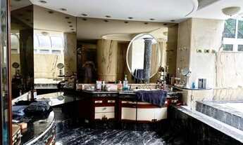 Imagem 4: Imponente Casa à Venda em Tamboré - 5 Suítes, Piscina, Academia e Infraestrutura Completa