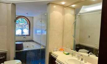 Imagem 5: Imponente Casa à Venda em Tamboré - 5 Suítes, Piscina, Academia e Infraestrutura Completa