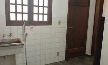 Imagem 3: Espaçosa Casa à Venda em Alphaville 6 com 3 Suítes e Lazer Completo