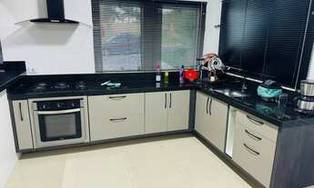 Imagem 7: Ampla Residência com Área Gourmet e Pomar em Terreno Generoso de 906 m²: Conforto e Funcio