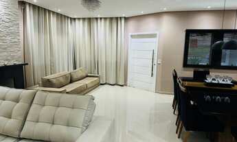 Imagem 5: Ampla Residência com Área Gourmet e Pomar em Terreno Generoso de 906 m²: Conforto e Funcio