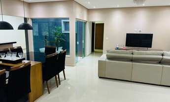 Imagem 2: Ampla Residência com Área Gourmet e Pomar em Terreno Generoso de 906 m²: Conforto e Funcio