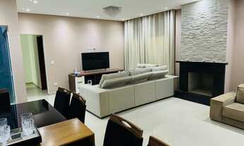 Imagem 3: Ampla Residência com Área Gourmet e Pomar em Terreno Generoso de 906 m²: Conforto e Funcio