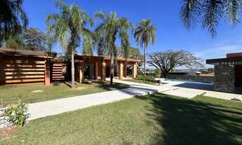 Imagem 3: Casa de Alto Padrão com Arquitetura Exclusiva em Condomínio Privilegiado Residencial Cháca