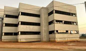 Imagem 2: Galpão Comercial de Alto Padrão com Estrutura Completa para Indústria