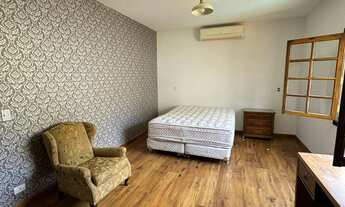 Imagem 7: Casa Clássica e Ampla com 4 Suítes, Piscina e Salão de Festas