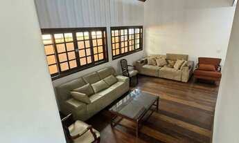 Imagem 3: Casa Clássica e Ampla com 4 Suítes, Piscina e Salão de Festas