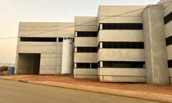 Imagem 3: Galpão Comercial de Alto Padrão com Estrutura Completa para Indústria