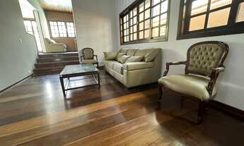 Imagem 4: Casa Clássica e Ampla com 4 Suítes, Piscina e Salão de Festas