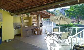 Imagem 4: Casa com Churrasqueira e Varanda em Localização Privilegiada