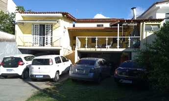 Imagem 3: Casa com Churrasqueira e Varanda em Localização Privilegiada