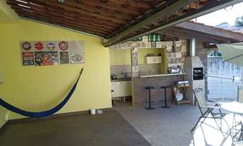 Imagem 6: Casa com Churrasqueira e Varanda em Localização Privilegiada