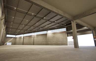 Imagem 2: Galpão Industrial para Locação no Éden - Sorocaba-SP: 2 Salas, 4 Banheiros, 26 Vagas e 1.9