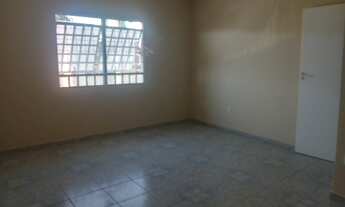 Imagem 2: Casa Comercial para Locação: Imóvel de Alto Padrão com 2 Quartos, 1 Suíte e Vaga de Garage