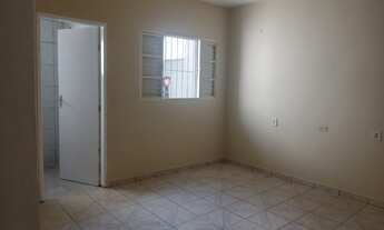 Imagem 3: Casa Comercial para Locação: Imóvel de Alto Padrão com 2 Quartos, 1 Suíte e Vaga de Garage