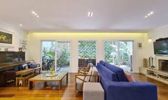 Imagem 2: 3 dormitórios, 1 suítes, 5 banheiro, 2 vagas na garagem, 228M² de Área Construída