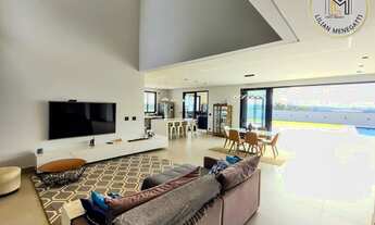 Imagem 7: Sobrado com 4 suites, sendo 1 no térreo. Mini campo, piscina. Condomínio Terras de Caxambu