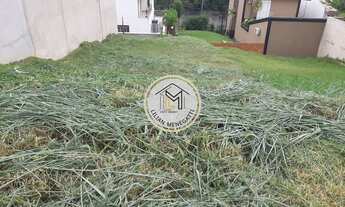 Imagem: Terreno declive com 233 m2. Condomínio