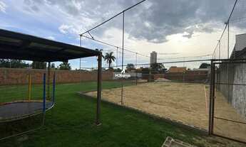 Imagem: Terreno à venda com quadra de areia no