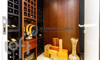 Imagem 5: Apartamento com 204 metros, possui 4 dormitórios sendo duas suítes e três vagas. R$ 1.800