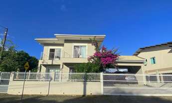 Imagem: Encantador sobrado a 200 metros do mar em