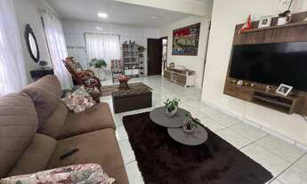 Imagem 2: Venha se encantar com este belo sobrado no coração de Penha/SC!!