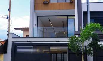 Imagem: Casa nova com três suítes e com piscina