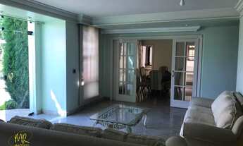 Imagem: Casa confortável, com piscina, no bairro