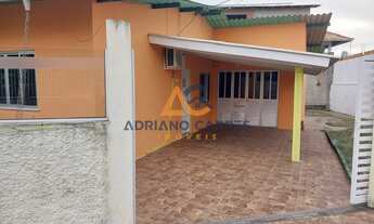 Imagem 2: Casa com 3 dormitórios, apenas 200 metros da praia no Centro de Navegantes