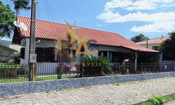 Imagem: Adriano Carpes vende casa com amplo terreno