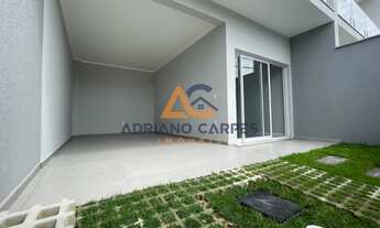 Imagem 2: Venha morar no sobrado dos seus sonhos! Localizado no centro de Piçarras, esse imóvel de a