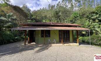 Imagem: Terreno com casa, lago e área de plantio