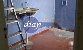 Imagem 3: Sobrado em reforma, com 2 dormitórios, sala, cozinha, 2 banheiros, quintal na lateral e um