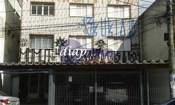 Imagem: Prédio com três andares, sendo a parte