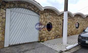 Imagem 3: Linda casa com 5 quartos, sendo 3 suíte, mais um banheiro e um lavabo em cima. Em baixo, s