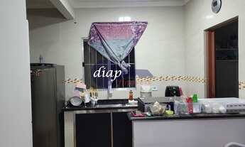 Imagem 3: Lindo imóvel com 3 casa. A primeira casa é um sobrado com 3 dormitórios, sendo 1 suítes, l