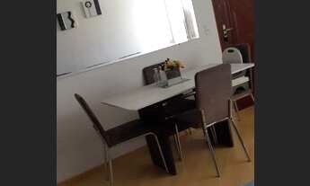 Imagem 3: Apartamento 2 dormitórios mobiliados, sala, cozinha com armários planejados, fogão e forno