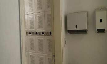 Imagem: Ampla sala com banheiro para locação em