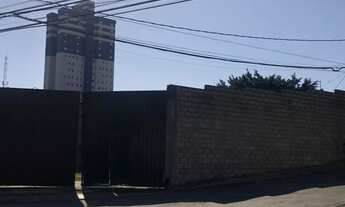 Imagem: Terreno de 400 m² com uma pequena casa