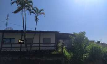 Imagem: Grande terreno com rampa lateral e três