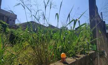 Imagem 2: Grande terreno com rampa lateral e três pequenas casas existentes