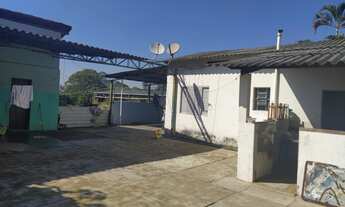 Imagem 3: Grande terreno com rampa lateral e três pequenas casas existentes