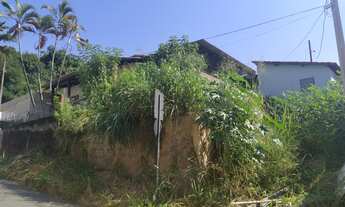 Imagem 5: Grande terreno com rampa lateral e três pequenas casas existentes