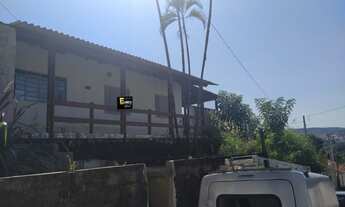 Imagem 6: Grande terreno com rampa lateral e três pequenas casas existentes