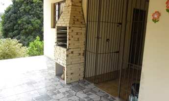 Imagem 2: Linda chácara de 1.000m², com 145m² de construção, com 3 dorm. sendo 1 suíte, varanda com