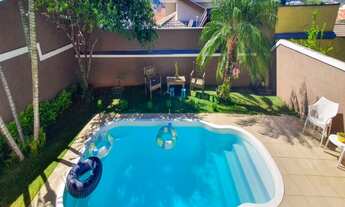 Imagem: Casa térrea moderna com piscina em um dos