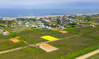 Imagem: Terreno de esquina, próximo a praia, com