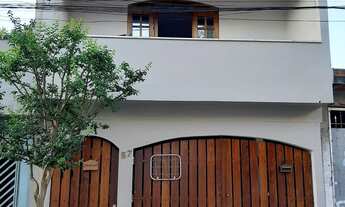 Imagem: Sobrado contendo duas casas no terreno /