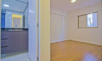 Imagem 3: Nesse apartamento, você tem um living com varanda, integrado à uma excelente cozinha ameri